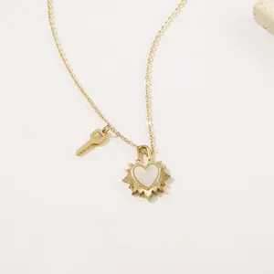 Collar con Colgante de Cerradura de Corazón y Llave de Acero Inoxidable Chapado en Oro 18K Rayo de Sol Nácar Joyería