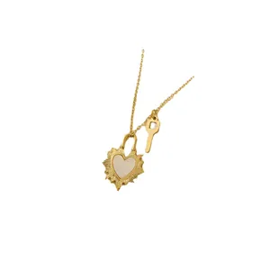 Collar dorado de acero inoxidable con colgante de corazón en nácar y dije de llave
