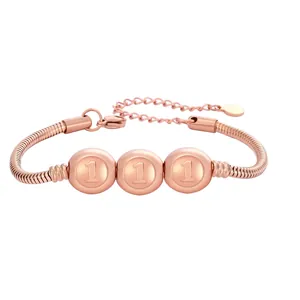 Vue détaillée du bracelet en maille serpent or rose avec billes à chiffres gravés