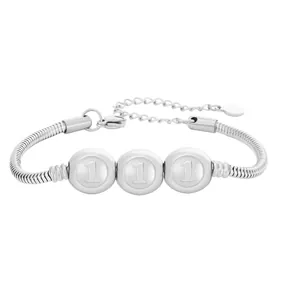 Détail macro du bracelet chaîne serpent en acier argenté avec boules numérotées