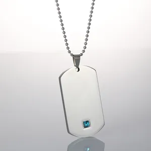 Collar de acero de titanio plateado con colgante rectangular y circón cuadrado azul