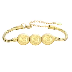 Détail du bracelet chaîne serpent plaqué or avec trois perles gravées du chiffre deux