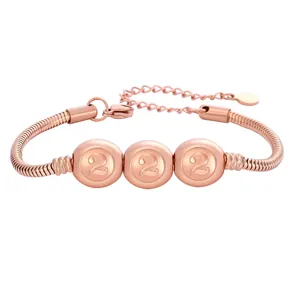 Gros plan d'un bracelet maille serpent or rose avec trois perles gravées du chiffre 2