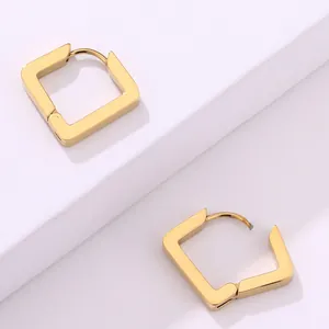 Detalle de los pendientes de aro cuadrados geométricos bañados en oro de 18K con cierre bisagra