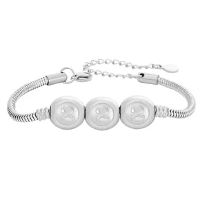 Détails de gravure du nombre 222 sur les perles d'un bracelet poli en acier inoxydable