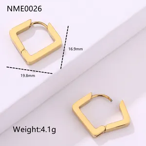Detalle de pendientes de aro cuadrados dorados con medidas 19,8 mm y peso de 4,1 g