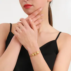 Bracelet porte-bonheur en acier inoxydable doré avec perles numéro 3 au poignet