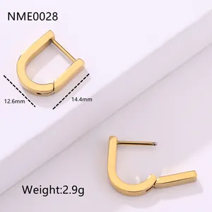 Detalle de pendientes de aro en U de acero de titanio chapado en oro de 18K 12,6mm