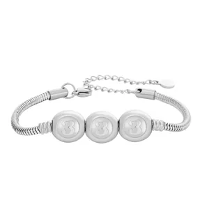 Vue détaillée du bracelet chaîne serpent en argent avec trois perles gravées du chiffre 3