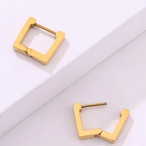 Detalle macro de pendientes de aro cuadrados chapados en oro de 18K con cierre de bisagra