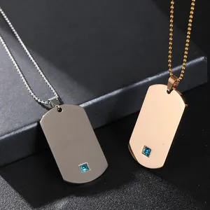 Collares rectangulares de acero de titanio con cristales azules en plata y oro rosa
