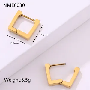 Detalles técnicos de pendientes de aro cuadrados en oro de 18K con dimensiones y peso
