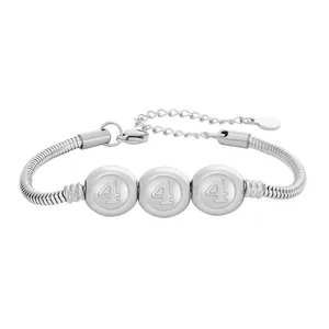 Détail macro du bracelet chaîne serpent en acier argenté avec perles à chiffres gravés