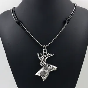 Collana vintage con ciondolo testa di cervo, cordino in pelle intrecciata e catena d'argento
