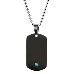 Colgante de placa militar negra con piedra azul cuadrada en cadena de bolas plateada