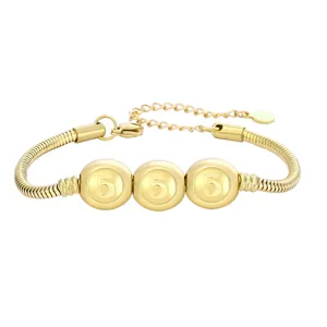 Détail du bracelet chaîne serpent dorée avec trois perles gravées du chiffre 5