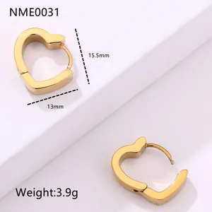Detalle de pendientes de corazón dorados con medidas de 15,5 mm alto y 13 mm ancho