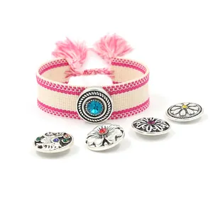 Pulsera tejida étnica con diamantes de colores y cuatro dijes de botones intercambiables