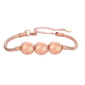 Vue détaillée du bracelet serpent en or rose avec perles gravées du chiffre 5
