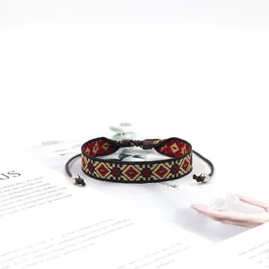 Λεπτομέρεια από boho υφαντό βραχιόλι με γεωμετρικά σχέδια και ασημένιες χάντρες