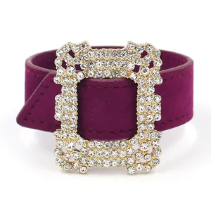 Brazalete ancho de gamuza magenta con hebilla dorada e incrustaciones de strass