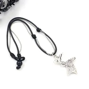 Pendaglio testa di cervo vintage con corda intrecciata e collana di sfere metalliche