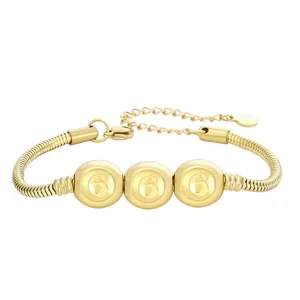 Détail du bracelet chaîne serpent dorée avec perles polies gravées du chiffre 6