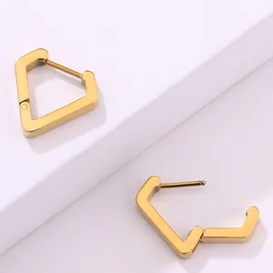 Detalle de pendientes geométricos de acero inoxidable bañados en oro 18K con cierre bisagra