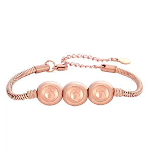 Détail du bracelet chaîne serpent or rose avec trois perles gravées du chiffre 6