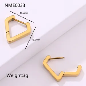 Detalle de pendientes de aro trapezoidales bañados en oro de 18K con dimensiones