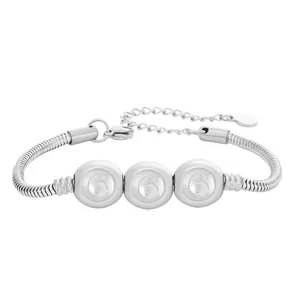 Gros plan d'un bracelet en acier inoxydable argenté avec perles gravées du chiffre 6
