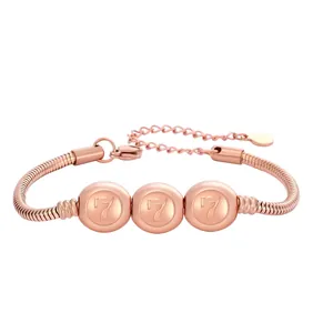 Vue détaillée d'un bracelet serpent en acier rose avec perles du chiffre chanceux 7