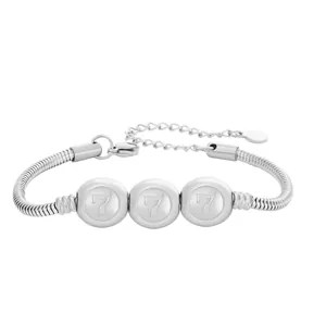 Détail macro du bracelet chaîne serpent en acier inoxydable avec perles gravées numéro 7