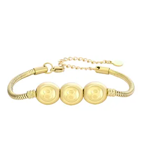Détail du bracelet chaîne serpent doré avec perles numérotées et fermoir mousqueton