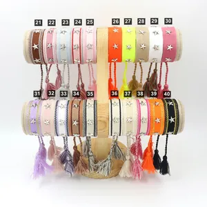 Colección de pulseras trenzadas bohemias con estrellas y borlas de colores en exhibición