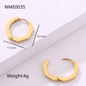 Detalle de pendientes hexagonales bañados en oro de 18K con bisagra y dimensiones