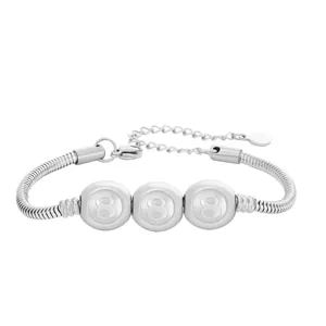 Détail du bracelet chaîne serpent argenté avec trois perles chiffre 8 et fermoir mousqueton