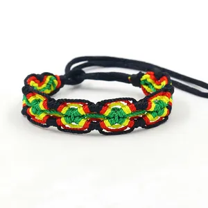 Pulsera trenzada bohemia hecha a mano en colores Rasta con nudo corredizo ajustable