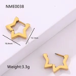 Detalle de los pendientes de estrella en acero inoxidable chapado en oro 18K 16,4mm
