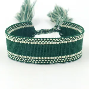 Handgeweven donkergroene katoenen armband met geometrische patronen en veters met kwastjes