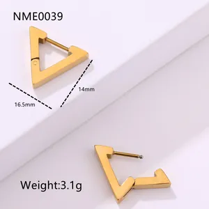 Detalle de pendientes de aro triangulares dorados con medidas 16,5mm y peso de 3,1g