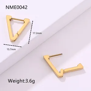 Detalle de pendientes en V de titanio oro 18K con tamaño de 17,2 mm y peso exacto