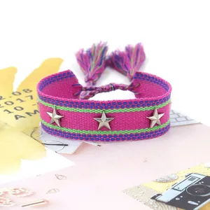 Pulsera de la amistad tejida a mano con remaches de estrellas plateadas y borlas