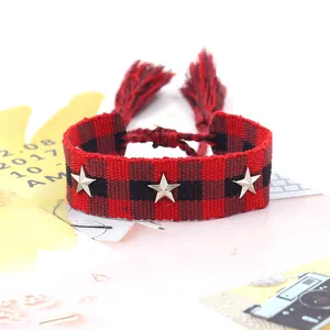 Pulsera tejida de cuadros rojos y negros con remaches de estrella y borlas plata