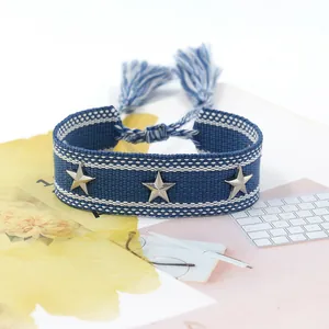 Blauw-wit geweven armband met zilveren sterren en verstelbare kwastjes