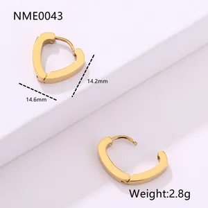 Detalle de pendientes de aro de corazón dorados de 14,6 mm en acero inoxidable pulido