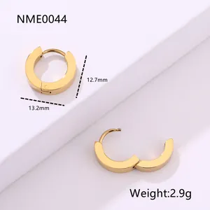 Detalle de pendientes de aro de acero inoxidable chapado en oro 13,2mm con cierre clic