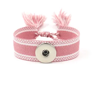 Pulsera Noosa tejida rosa y blanca con botón a presión y borlas de estilo bohemio