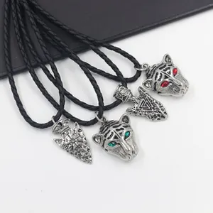 Détail de pendentifs tête de tigre vintage avec pierres sur cordon de cuir noir