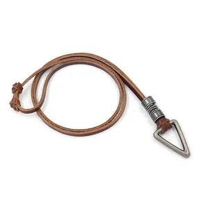 Collana da uomo in pelle marrone vintage con ciondolo geometrico a triangolo e dettagli in metallo